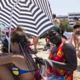 ...e una donna africana intenta ad addobbare il capo di una turista con delle treccine. Perch� qui a Pane e Pomodoro avviene l�incontro tra la Bari degli immigrati e quella dei turisti